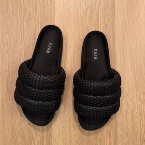 ROAM Women's Textured Black Slide Sandals